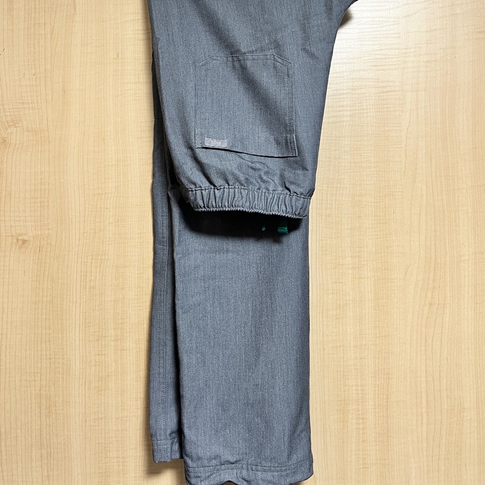 FIGS Men's Cairo Cargo Scrub Pants – Graphite, Size Small